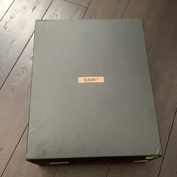 Yeezy Wmns Season 7 Desert Boot ‘oil’ - Picture 3 of 8